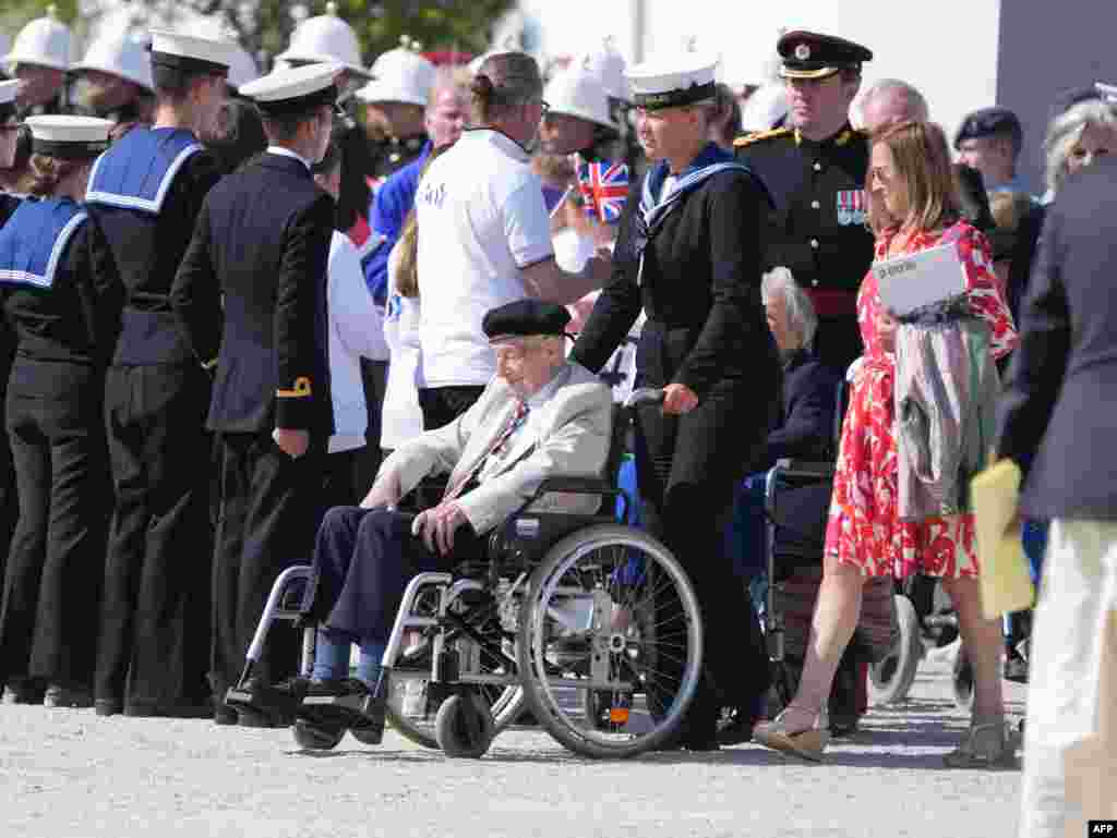 Tot mai puțini, dar încă sunt: veteranii debarcării din Normandia au fost întâmpinați joi, 6 iunie 2024, la Memorialul Britanic Normandia, la&nbsp;Ver-sur-Mer, pe coasta nordică a Franței. În urmă cu 80 de ani, aproape 160.000 de soldați americani, britanici, canadieni și din alte țări au pus piciorul pe pământ european, lansând ofensiva soldată după încă un an cu capitularea Germaniei naziste.