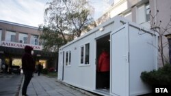 От миналата седмица пред държавните болници бяха поставени пунктове за т.нар. триаж - преценка за съмнения за COVID-19 на постъпващите и евентуалното им отделяне от другите пациенти