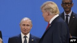 Президентите на Русия и САЩ Владимир Путин и Доналд Тръмп по време на среща на Г-20 през 2018 г.