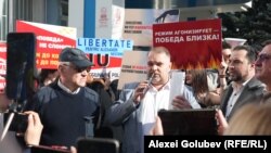 На заседании 7 марта, когда Александр Нестеровский выступил с последним словом в суде, его поддержали сторонники партии «Возрождение».