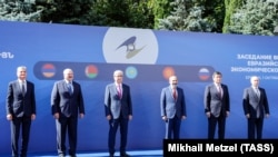 Владимир Путин (справа) и его постсоветские партнеры, лидеры Армении, Беларуси, Казахстана и Киргизии, на саммите ЕвразЭС в Ереване, 2019 год