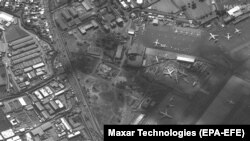 თანამგზავრიდან გადაღებულ ფოტოზე ჩანს ქაბულის აეროპორტთან მოგროვილი მანქანები და ხალხი, 19 აგვისტო, 2021 წელი