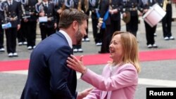 Talijanska premijerka Giorgia Meloni i potpredsjednik SAD-a JD Vance rukuju se u palači Chigi u Rimu, Italija, 18. 4. 2025.