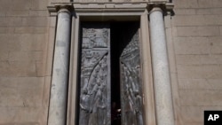 Slika kardinala koji su glasali na najdužoj konklavi u historiji Rimokatoličke crkve urezana je na bronzanim vratima crkve Svetog Lorenza u Viterbu, Italija, 2. maja 2025.