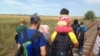 Izbeglice iz Sirije na putu ka mađarskoj granici
