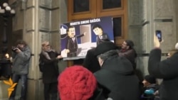 "Novinari ne kleče": Maketa smene Gašića