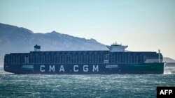 „CMA CGM Palais Royal“ - най-големият в света контейнеровоз, задвижван от природен газ, плава в залива на Марсилия, Южна Франция, на 14 декември 2023 г. Френският корабен гигант CMA CGM обяви, че прекратява преминаването на контейнерни кораби през Червено море