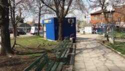 Красимиров си оставя кафето на първата зелена пейка малко преди да се окаже глобен