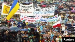 Илустрација - Архивска фотографија од украински верници кои ја чекаат мисата на папата во Украина во 2001 година