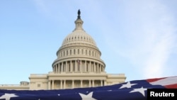 Američka zastava ispred Kapitola tokom ceremonije Zastave čiji je domaćin "Pokret čajanka" u Vašingtonu, 2. novembar 2010.