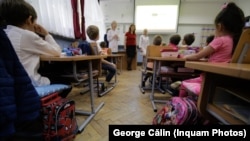 Mii de școli din România au fost dotate în ultimii ani cu table inteligente. multe astfel de Imagine generică. 