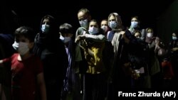 Afganët e ikur nga Kabuli strehohen në Shqipëri