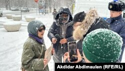 Активистка Акторгын Аккенжебаласы проводит пикет после ареста автора сатирического паблика Темирлана Енсебека в Алматы. 22 января 2025 года