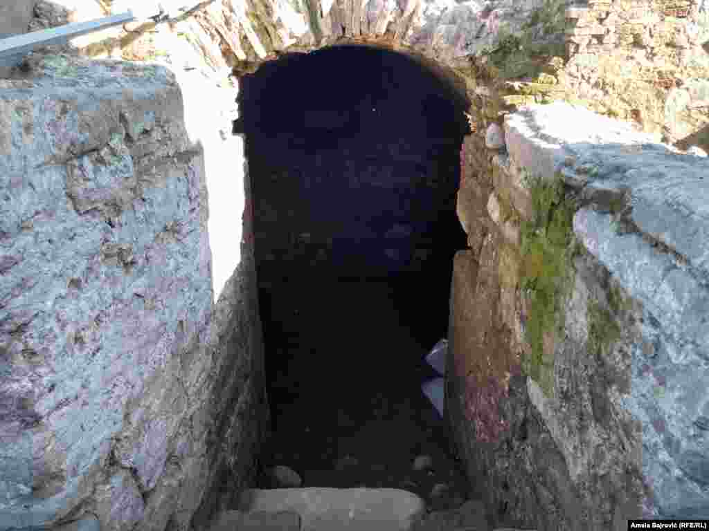 Na osnovu onoga što su do sada pronašli arheolozi iz Novog Pazara, Sjenice, Beograda i Sarajeva, ova šestougaona kula je izgrađena početkom 17. veka, a ne kako se do sada smatralo, na osnovu pisanih dokumenata, u 18. veku.