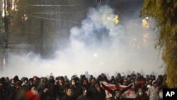 პოლიციამ ცრემლსადენი გაზი რუსთაველის გამზირთან ახლოს, ბაღშიც გაუშვა