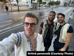 Valentin Trandafir, alături de alți doi prieteni, în Viena. Toți poartă costume tradiționale românești.