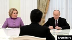 Рустам Эмомали (сидит спиной), сын президента Таджикистана Эмомали Рахмона и председатель верхней палаты парламента, во время встречи с президентом России Владимиром Путиным и главой Совета Федерации Валентиной Матвиенко