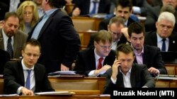 Szijjártó Péter és Rogán Antal a Parlamentben, 2014-ben.