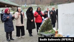 Marketa Pekarova Adamova (treća slijeva), s Majkama Srebrenice, u Potočarima, Srebrenica, BiH, 28. 11. 2024.