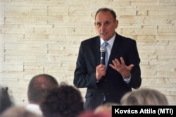 Gémesi György polgármester beszédet mond az Ozory Ház átadásán Gödöllőn 2017. szeptember 6-án