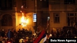 Demonstranti su 2008. posle protesta zapalili ambasade SAD i Hrvatske