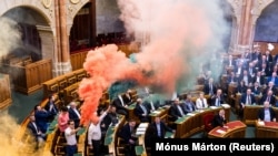 A Momentum képviselői füstgyertyákkal tiltakoztak a Parlamentben a gyülekezési törvény szigorítása ellen 2025. március 19-én