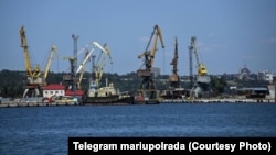 Російські окупанти розчищають фарватер Маріупольського порту, щоб приймати там суда більшої вантажопідйомності