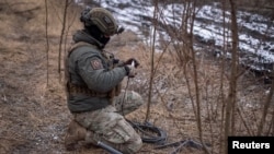 Ukrajinski vojnik koristi Starlink sistem na prvoj liniji fronta, u blizini grada Avdivke. Ilustrativna fotografija iz arhive.