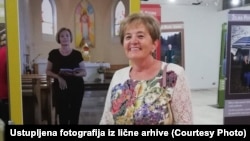Željka Zovko jedna je od 11 žena čije se fotografije nalaze na izložbi u sarajevskoj Gradskoj vijećnici (Zovko pored svoje fotografije na izložbi)