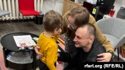 Pušteni novinar bjeloruskog servisa RSE sa svojom porodicom u Vilniusu, 12. februar 2025.