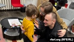 Ослободениот белоруски новинар на РСЕ Андреј Кузнечик се сретна со неговото семејство во Вилнус