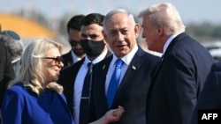 Израелският премиер Бенямин Нетаняху посреща американския президент Доналд Тръмп на летището в Тел Авив.