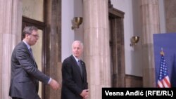 Senatori amerikan Ron Johnson gjatë vizitës në Beograd