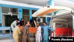 Мажи ги носат телата на загинатите здравствени работнички во Авганистан 