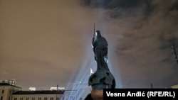 Spomenik Stefanu Nemanji nalazi se na Savskom trgu, ispred zgrade nekadašnje Železničke stanice