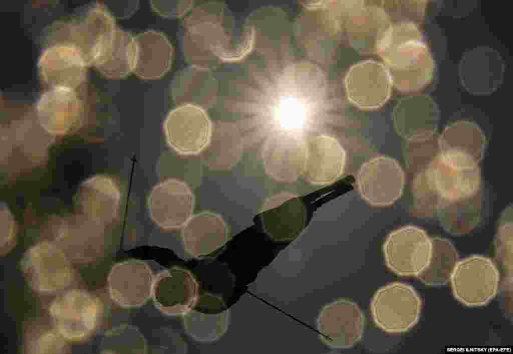 Sportista u akciji tokom muškog mogul slobodnog stila u Bokvang Feniks parku u Pjongčangu dan uči početka Olimpijade.