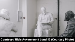 Две статуи Ленина на складе Национального художественного музея в Києве