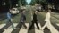 George Harrison, Paul McCartney, Ringo Starr, John Lennon, traversează Abbey Road. Londra, 8 August 1969