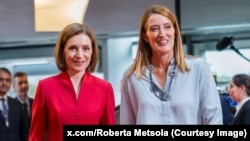 Maia Sandu intrând la Parlamentul European în compania președintei lui, Roberta Metsola, Strasbourg, 9 septembrie 2025. 