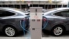 Makina elektrike të kompanisë Tesla, duke rimbushur bateritë në Berlin.