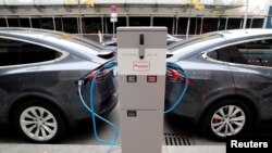 Makina elektrike të kompanisë Tesla, duke rimbushur bateritë në Berlin.