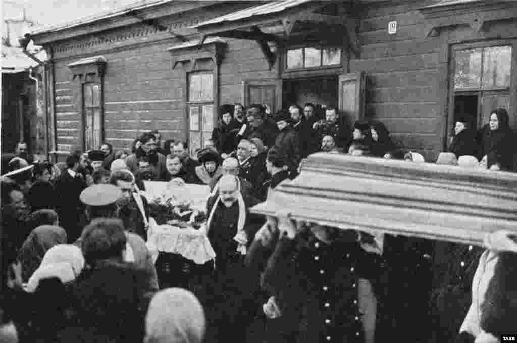 Тело Толстого выносят из здания железнодорожного вокзала в Липецкой области России, где умер знаменитый писатель. Российский император Николай II написал: &laquo;Душевно сожалею о кончине великого писателя, воплотившего во время расцвета своего дарования в творениях своих образы одной из славных годин русской жизни. Господь Бог да будет ему милосердный судья&raquo;. &nbsp;