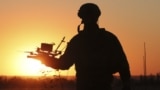 Українській військовослужбовець із FPV-дроном поблизу лінії фронту в Запорізькій області, 25 вересня 2025 року