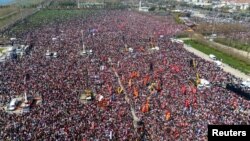 Stotine hiljada demonstranata koji su mahali turskim zastavama i transparentima okupili su se na azijskoj strani Istanbula na subotnjem skupu "Sloboda za Imamoglua"