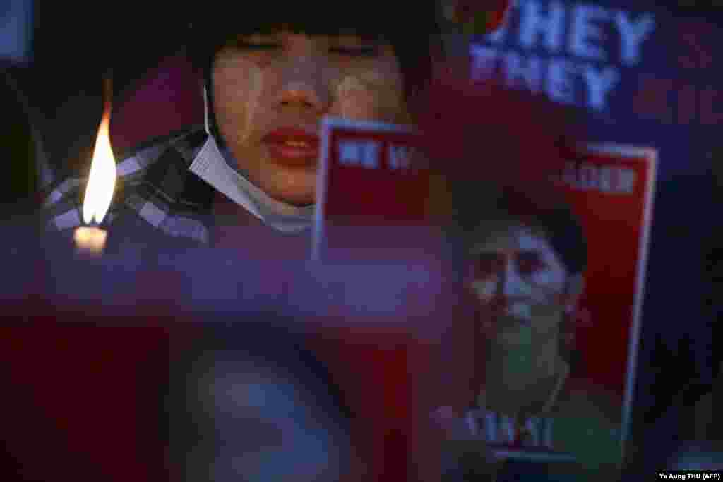 Demonstrantica drži svijeću na bdjenju tokom demonstracija protiv vojnog puča ispred američke ambasade u Jangonu, 21. februar.