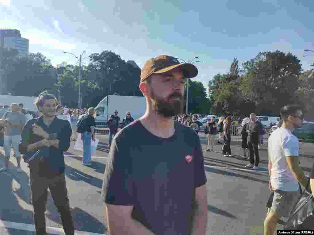 "Това престъпление шокира всички. Насилието срещу жени се пренебрегва. То се дължи на липса на образование и бездействие от страна на властите", каза 32-годишният Богдан.