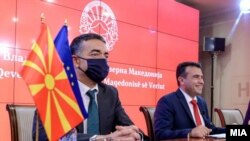 Вицепремиерот Никола Димитров и премиерот Зоран Заев