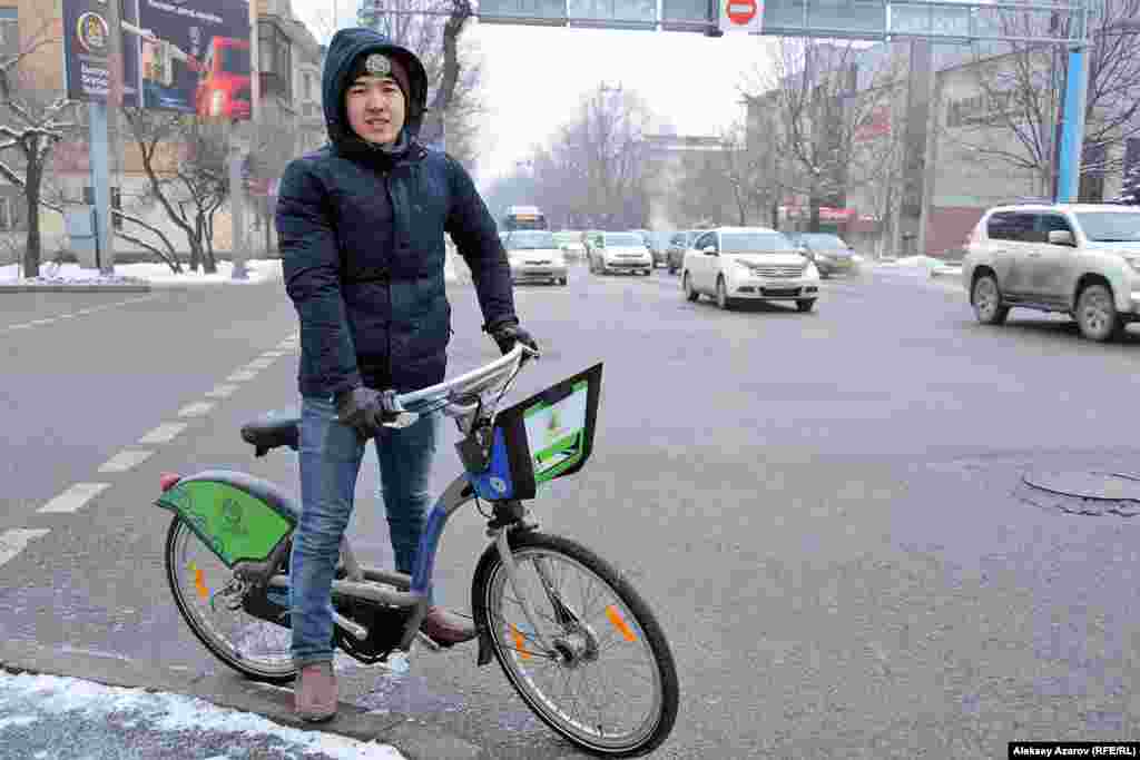 Этого молодого человека, чтобы пообщаться с ним, пришлось догонять. Его зовут Тлек. Он студент КазНПУ. Но в данный момент он ехал не на занятия, а на работу. Зимой на велосипеде ездит почти всегда. Своего велосипеда у него нет, и он пользуется прокатным. Как студент он платит за пользование только 5 тысяч тенге в год. О существующей инфраструктуре он сказал, что велодорожек маловато. Но он ездит и по выделенным полосам для общественного транспорта (ПДД это разрешают). Об акции &laquo;Зимой на работу на велосипеде&raquo; он узнал от репортера Азаттыка.