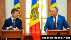 Российский вице-премьер Дмитрий Козак и президент Молдовы Игорь Додон на брифинге в Кишиневе