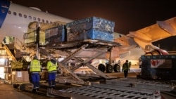 Zaposlenici na aerodromu "Nikola Tesla" istovaruju medicinske potrepštine poslate iz Kine kako bi pomogli u borbi protiv virusa korone u Srbiji, 21. mart 2020. godine.